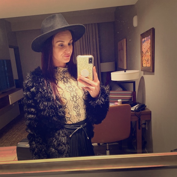 Meet your Posher, Tiffany - Picture 1 of 1